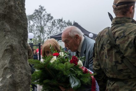 Uroczystość upamiętnienia mjra Adolfa Pilcha - złożenie kwiatów przez rodzinę mjra Adolfa Pilcha